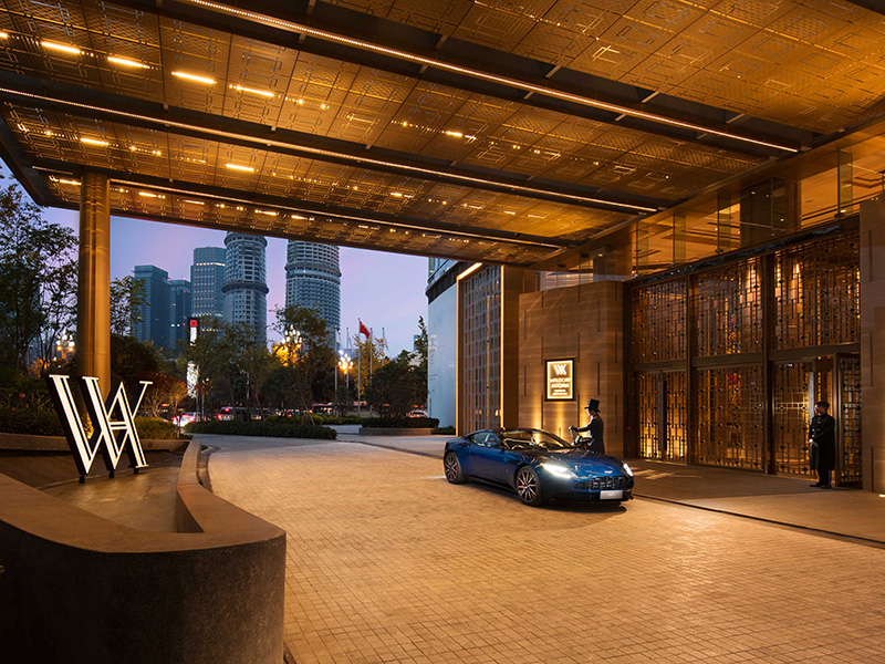 شراكة عالمية جديدة بين Aston Martin وWaldorf Astoria... حيث يلتقي الأداء الرفيع للسيارات الرياضية مع أرقى مستويات الخدمة والأناقة